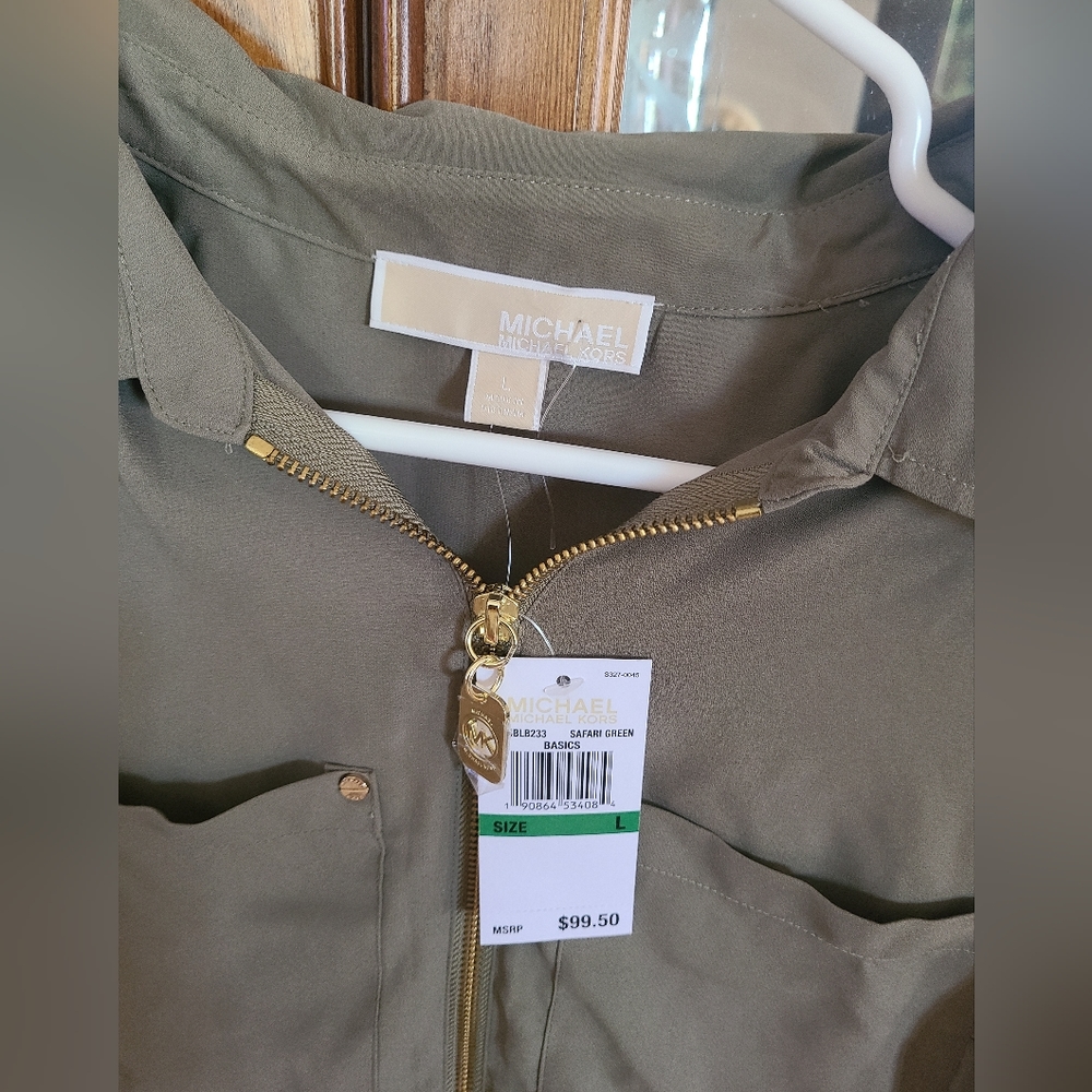 MICHAEL KORS Safari Green SLEEVELESS  BLOUSE WITH Gold LOGO - Picture 2 of 4